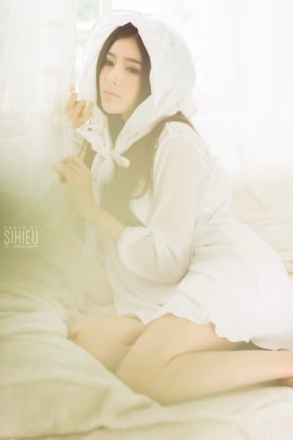 Lily Luta là hot girl Sài thành được các bạn trẻ biết đến với biệt danh “búp bê Việt” nhờ vẻ ngoài xinh xắn. Cô nàng không ngần ngại công khai từng động đến dao kéo để có được ngoại hình đẹp như hiện tại.