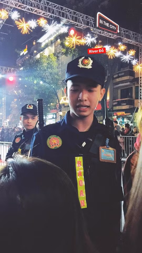 Ngay lập tức, dân mạng đã lên mạng săn lùng những thông tin đầu tiên về anh chàng bảo an điển trai này.