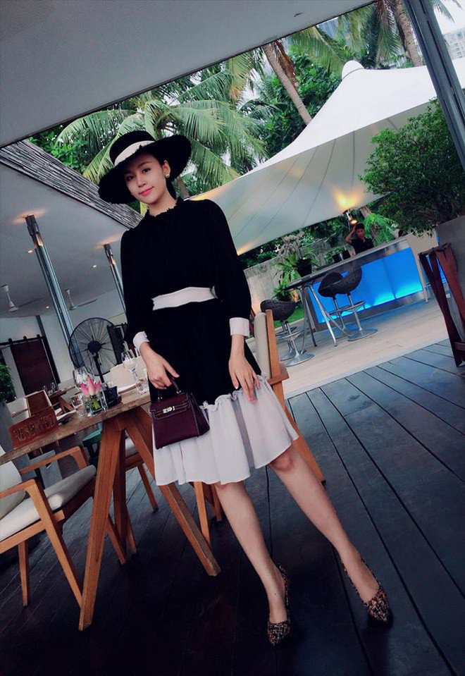 Lê Thị Huyền Anh hay còn được biết với cái tên hot girl Bà Tưng là nhân vật nổi đình đám mạng xã hội Việt cách đây 5 năm. Qua 5 năm nổi tiếng, cô nàng người Nghệ An hiện sống tại TP HCM, trải qua nhiều thăng trầm, vui có, buồn có.