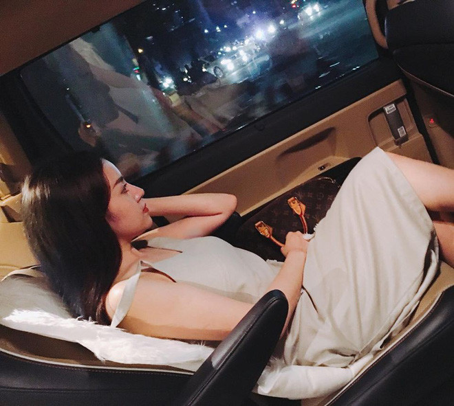 Thế nhưng sau đó, thay vì việc dấn thân sâu vào showbiz như đồn đoán của nhiều người, thì Huyền Anh lại lặng lẽ rút lui để tập trung cho công việc kinh doanh mỹ phẩm và một số dự án riêng của bản thân.