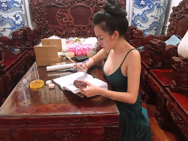 Sau án phạt của Cục nghệ thuật – biểu diễn, Huyền Anh trở nên trầm lắng hơn và gần như biến mất hoàn toàn khỏi những hoạt động của showbiz.