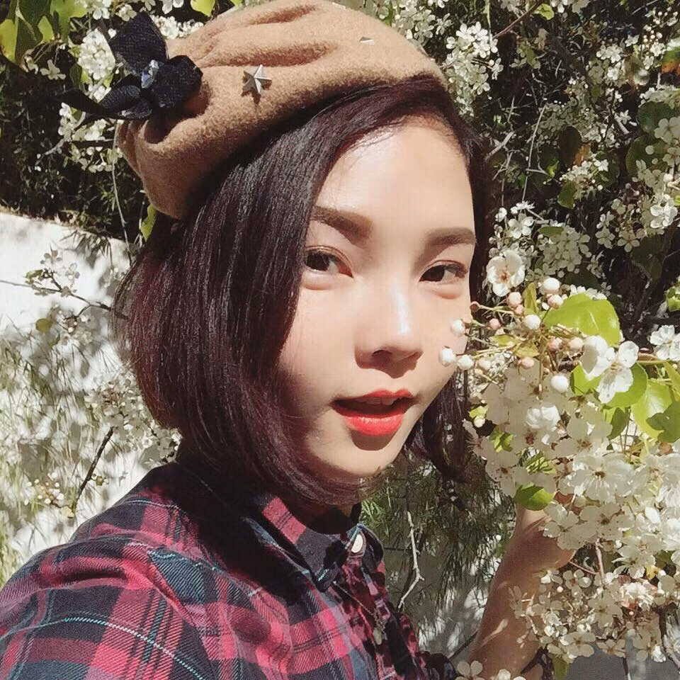 Nguyễn Thị Thanh Thủy (SN 1989) tại Hà Nội. Sau khi tốt nghiệp đại học, Tina từng nộp hồ sơ vào nhiều hãng hàng không quốc tế. Trước nhiều sự lựa chọn, cô quyết định nộp hồ sơ và có duyên trở thành một thành viên của hãng hàng không quốc gia Hàn Quốc.