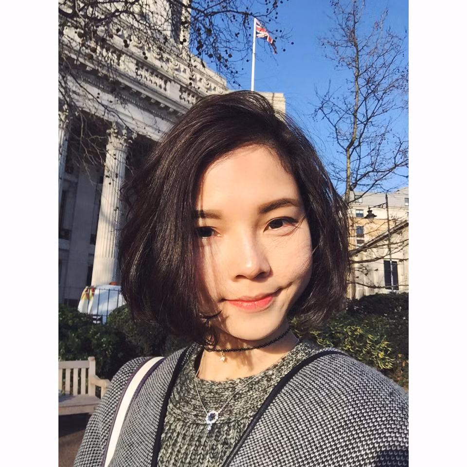 Nhưng bằng suy nghĩ: "Dù sao tuổi trẻ cũng chỉ có một lần, nếu không làm được điều mình mong muốn thì sau có thể sẽ hối hận" cô bạn này đã tiếp tục đứng lên để trở thành một tiếp viên hàng không.