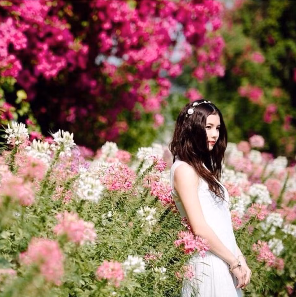 Tính đến thời điểm này, sau hơn một năm làm tiếp viên hàng không, cùng sở thích đi du lịch trước đó, Tina đã có cơ hội đặt chân tới hơn 30 quốc gia khác nhau.