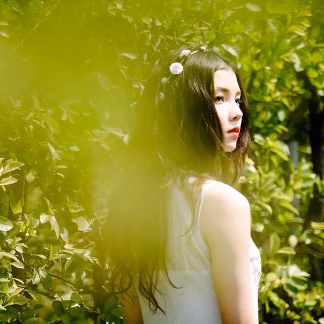 Tina tiết lộ, do thường xuyên phải sử dụng giày cao gót nên ngón chân út của cô dường như bị biến dạng, sưng phồng, chai sạn. Không ít lần, sau mỗi chuyến bay đường dài, cô gái sinh năm 1989 phải chịu sự tê buốt hoặc mất cảm giác của bàn chân. Mỗi lần như vậy, Tina đều ngâm nước nóng và xoa thuốc để giảm đau nhức.