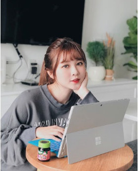 Tài năng, xinh đẹp và có đời tư trong sạch, Ribi Sachi nhận được rất nhiều sự yêu mến của cộng đồng mạng. Tài khoản Instagram của cô hiện có tới hơn 1 triệu lượt người theo dõi.