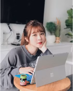 Tài năng, xinh đẹp và có đời tư trong sạch, Ribi Sachi nhận được rất nhiều sự yêu mến của cộng đồng mạng. Tài khoản Instagram của cô hiện có tới hơn 1 triệu lượt người theo dõi.