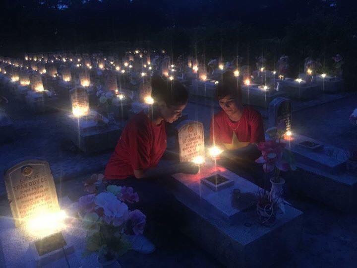 Tại các nghĩa trang Liệt sỹ trên cả nước những ánh nến lung được các bạn trẻ thắp lên như một lời tri ân sâu sắc đến những chiến sĩ cách mạng kiên trung đã vĩnh viễn nằm lại.