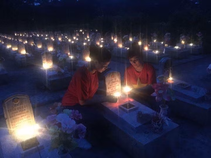 Tại các nghĩa trang Liệt sỹ trên cả nước những ánh nến lung được các bạn trẻ thắp lên như một lời tri ân sâu sắc đến những chiến sĩ cách mạng kiên trung đã vĩnh viễn nằm lại.