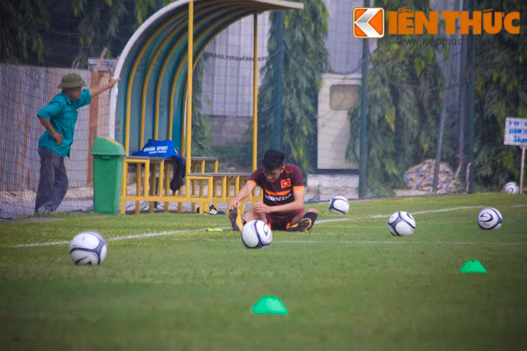 Theo quan sát của PV Kiến Thức thì trong buổi tập đầu tiên chuẩn bị cho VCK U23 châu Á thì U23 Việt Nam chỉ có 20 cầu thủ trên sân. Như vậy là còn 8 cầu thủ nữa chưa thể góp mặt trong buổi tập đầu tiên này.