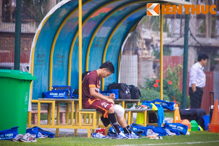 Tiền vệ Hữu Dũng do gặp chấn thương nên chỉ tập nhẹ ngoài sân cùng trợ lý HLV.