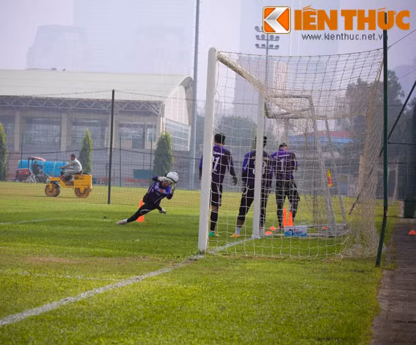 HLV Miura đang tỏ ra khá đau đầu khi chọn một đứng trong khung gỗ của U23 Việt Nam khi sự trở lại của Minh Long còn bỏ ngỏ thì tất cả các ứng viên còn lại là Văn Tiến, Hoài Anh, Quang Tuấn đều đạt được phong độ cao và khá ổn định.