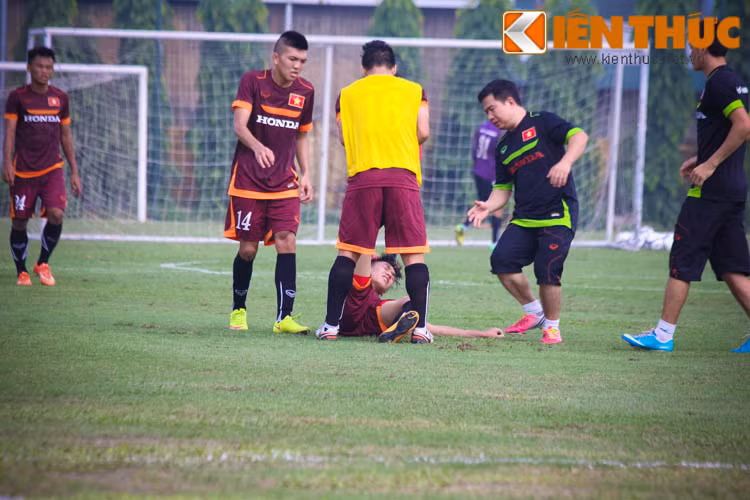 Trung vệ Trọng Đại từng là trụ cột giúp U19 Việt Nam lọt vào VCK U19 châu Á bị đau sau pha va chạm với đồng đội trên sân tập.