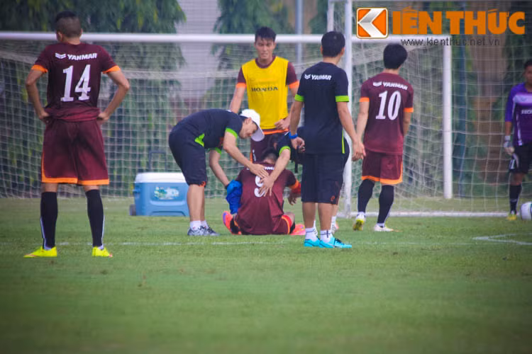 Dù bài tập của ông thầy người Nhật đưa ra để tránh những chấn thương đáng tiếc nhưng trong bài tập đối kháng, các cầu thủ vẫn tập luyện với tinh thần máu lửa nên không thể tránh những chấn thương.