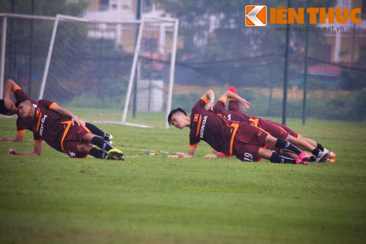 Trước khi buổi tập kết thúc, các cầu thủ U23 Việt Nam thực hiện bài tập thư giãn nhằm phục hồi lại thể lực và thả lỏng cơ thể cùng chuyên gia thể lực người Nhật Bản là Shinichi Kubo.