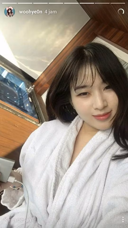 Không chỉ vậy, hot girl 9X này còn sở hữu gương mặt xinh đẹp với đôi mắt phượng dài. nh mắt của cô cực kì có chiều sâu và thu hút người đối diện.