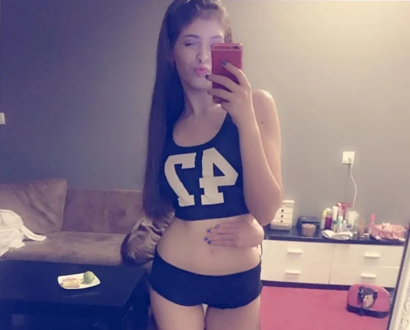 An Tây sở hữu cả bộ sưu tập "đồ sộ" đủ loại nội y khác nhau. Từ da báo, ren nơ tới các màu sắc nổi bật, cô nàng đều có đủ và chẳng ngại khoe bằng hết qua loạt ảnh selfie.