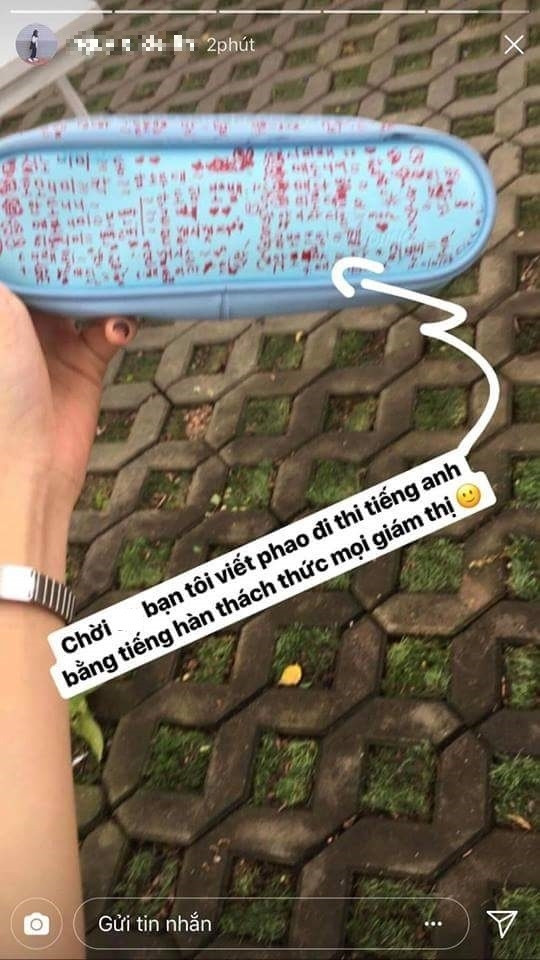 Mới đây, một thành viên mạng xã hội bất ngờ đăng tải chiếc phao quay cóp tinh vi của mình khiến cộng động mạng thích thú nhớ lại tuổi thơ. Cụ thể, trước một buổi thi tiếng Anh, cô nàng đã viết lên hộp bút tài liệu bằng tiếng Hàn để mang vào phòng thi.