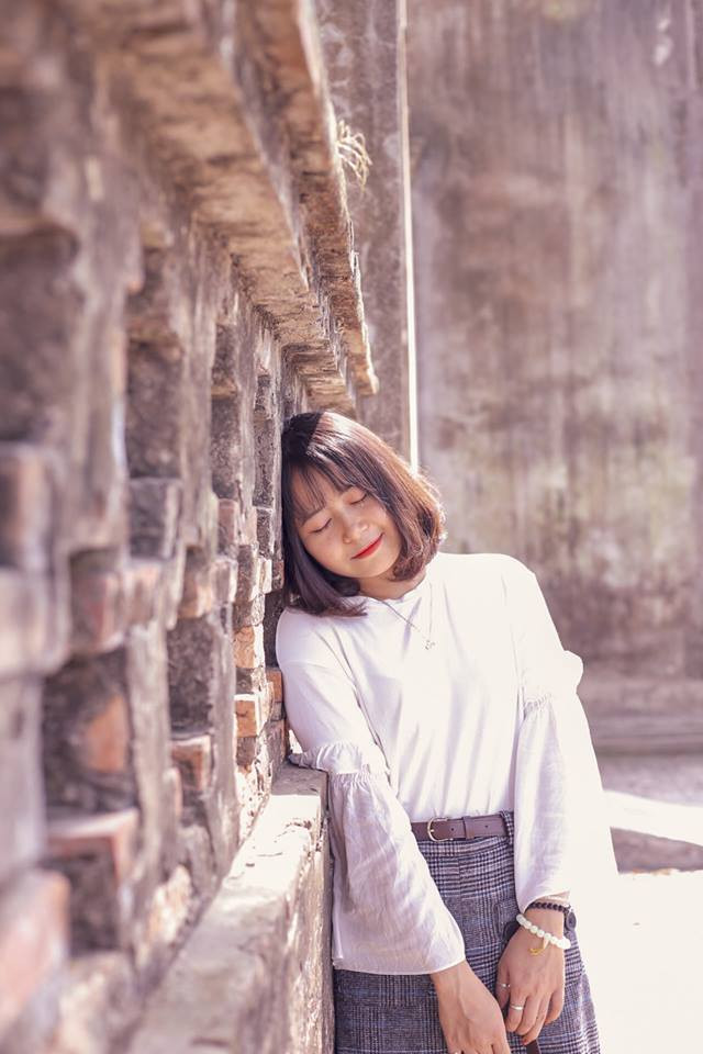 Câu hỏi mà Nhung nhận được nhiều nhất có lẽ là: "Xinh đẹp, đáng yêu thế mà 27 tuổi rồi sao vẫn ế?". Cô nàng ngại ngùng cho biết: "Không hiểu sao mình cứ lận đận trong chuyện tình yêu. Bạn bè bảo rằng mình ngoan và nhạt quá nên con trai sẽ nhanh chán."