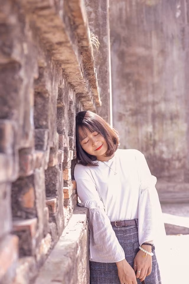 Câu hỏi mà Nhung nhận được nhiều nhất có lẽ là: "Xinh đẹp, đáng yêu thế mà 27 tuổi rồi sao vẫn ế?". Cô nàng ngại ngùng cho biết: "Không hiểu sao mình cứ lận đận trong chuyện tình yêu. Bạn bè bảo rằng mình ngoan và nhạt quá nên con trai sẽ nhanh chán."