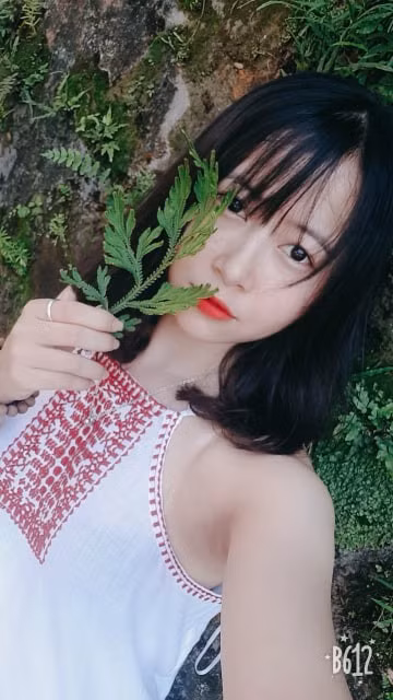 Theo lời chia sẻ của Quân Đào thì đường tình duyên của Nhung Nhung cũng khá lận đận. Cô nàng này từng độc thân suốt 6 năm rồi gần đây mới rung động trước một anh chàng. Tuy nhiên, mối tình kéo dài chẳng được bao lâu thì cô gái này lại là người bị "đá".