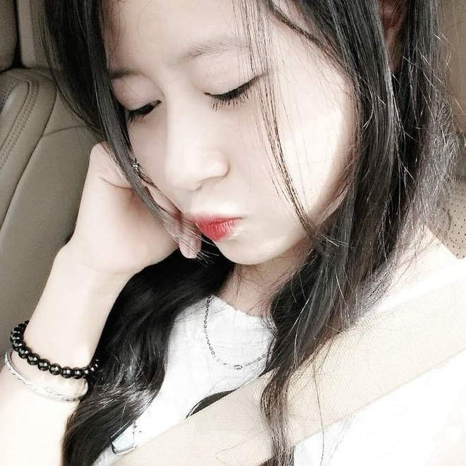 Mới đọc dòng "rao bán bạn thân vì ế" chắc hẳn nhiều người đã thấy thú vị cho đến khi xem chiếc ảnh minh họa đính kèm. Bởi vì trong ảnh, Phạm Nhung rất xinh xắn, đáng yêu và còn gợi cảm, quyến rũ nữa.