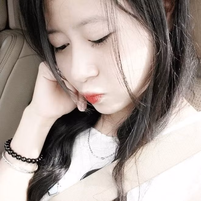 Mới đọc dòng "rao bán bạn thân vì ế" chắc hẳn nhiều người đã thấy thú vị cho đến khi xem chiếc ảnh minh họa đính kèm. Bởi vì trong ảnh, Phạm Nhung rất xinh xắn, đáng yêu và còn gợi cảm, quyến rũ nữa.