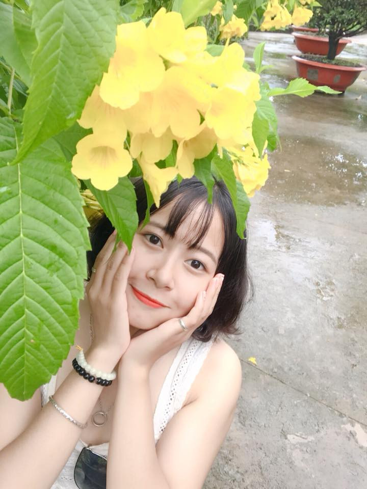 Hiện tại, Nhung đang làm công việc kế toán và vui vẻ tận hưởng cuộc sống độc thân. Dù nhận được nhiều lời tán tỉnh nhưng cô bạn cho biết mình vẫn sẽ kiên nhẫn chờ người phù hợp.