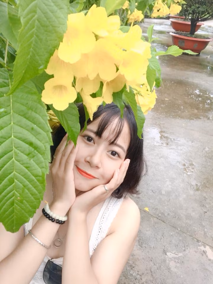 Hiện tại, Nhung đang làm công việc kế toán và vui vẻ tận hưởng cuộc sống độc thân. Dù nhận được nhiều lời tán tỉnh nhưng cô bạn cho biết mình vẫn sẽ kiên nhẫn chờ người phù hợp.