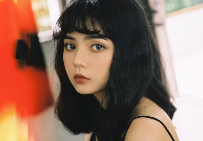 Sở hữu đôi mắt to, mặt tròn và nước da trắng hồng không tì vết, Chu Diệp khiến nhiều dân mạng thầm thương nhớ. Theo nhiều người nhận xét, nét cuốn hút nhất trên khuôn mặt nữ sinh 9X này chính là đôi mắt. Đôi mắt to tròn, trong veo cùng hàng mi cong vút giúp khuôn mặt của Chu Diệp toát nên đầy vẻ ngây thơ.