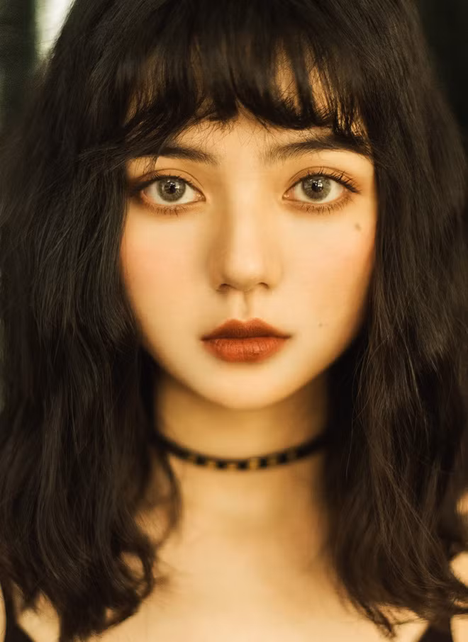 Chu Diệp, thường được biết đến với biệt danh là Chow, nữ sinh này sinh năm 1995 và đến từ thành phố Sán Đầu, tỉnh Quảng Đông, Trung Quốc.