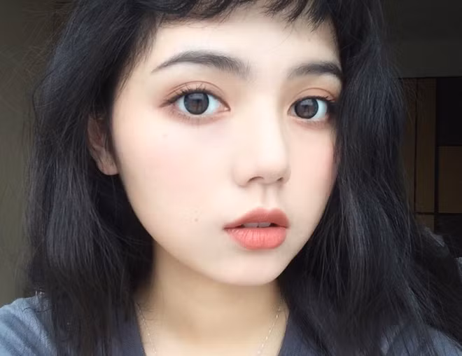 Nhờ đôi mắt to cùng khuôn mặt tròn nên nhìn Chu Diệp trẻ hơn rất nhiều so với tuổi thật của mình. Nhiều người đoán cô nàng chỉ đang học cấp 3, nhưng thực tế cô nàng 22 tuổi này vừa tốt nghiệp Đại học Phật Sơn hồi tháng 5 vừa qua.