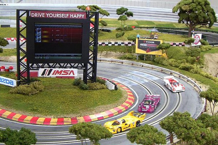 Loại đường đua mini Slot Mods có thể có giá lên tới 500.000 USD, mất 6 tháng để xây dựng, 6 giờ đồng hồ để lắp đặt, và có đầy đủ các chi tiết thu nhỏ của đường đua nguyên bản trên thực tế. (Ảnh: Internet)