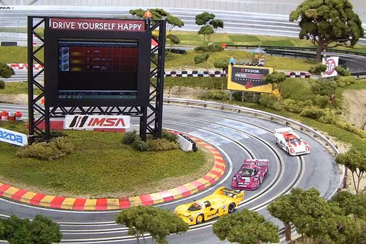 Loại đường đua mini Slot Mods có thể có giá lên tới 500.000 USD, mất 6 tháng để xây dựng, 6 giờ đồng hồ để lắp đặt, và có đầy đủ các chi tiết thu nhỏ của đường đua nguyên bản trên thực tế. (Ảnh: Internet)