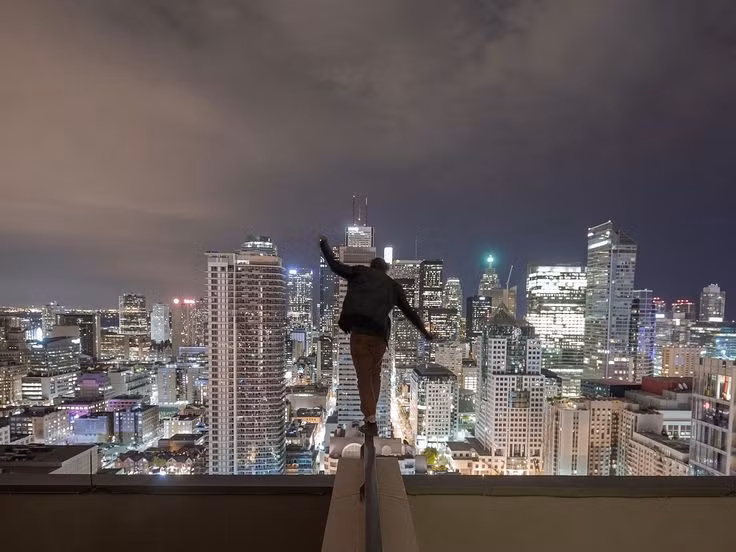 Tiếp lời nickname Tuấn Hàn bày tỏ: "Trên cao không khí loãng, đầu óc kém hoạt động. Nhờ có chuyện gì xảy ra có phải tan xương nát thịt không? Đúng là cho ăn, cho học mà chẳng được cái tác dụng gì ngoài việc nghịch ngu".