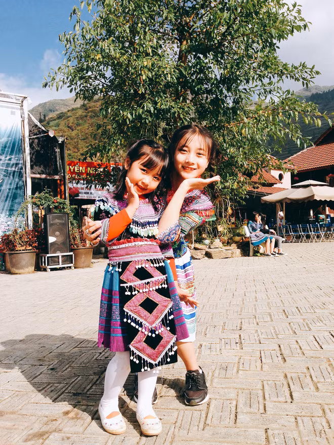 Sở hữu gương mặt khuôn mặt bầu bĩnh, sống mũi cao, nụ cười tươi tắn, cùng nước da trắng hồng đặc trưng của thiếu nữ vùng cao phía Bắc, hot girl dân tộc xinh đẹp ngay lập tức khiến dân mạng phải "thả tim".