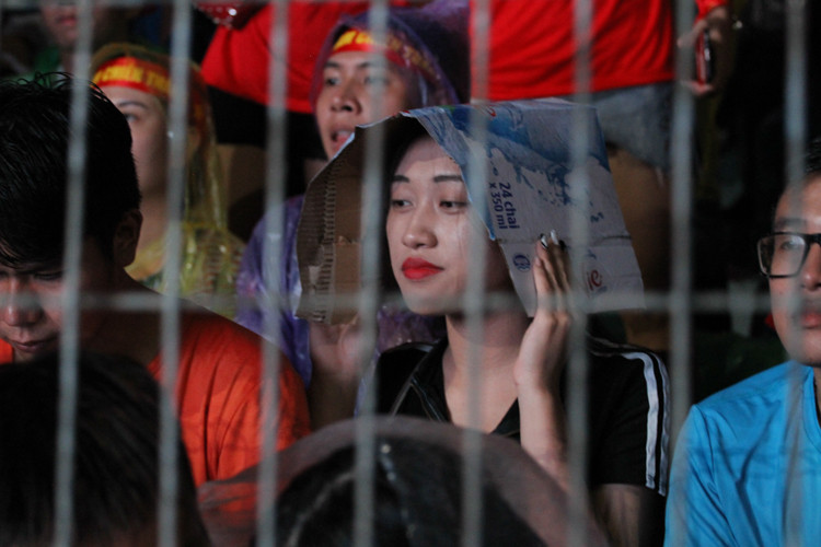 Thời khắc Văn Toàn ghi bàn, bầu không khí ở sân Hàng Đẫy nổ tung và khi đó những giọt nước mắt hòa lẫn niềm vui vỡ òa của các CĐV Việt Nam.