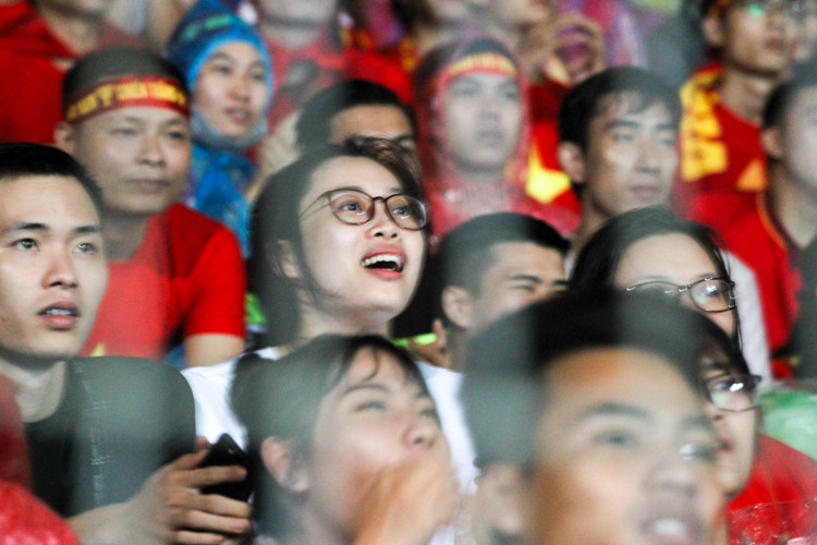 Háo hức trong từng đường bóng khiến nhiều cô gái ngày thường ít nói cũng phải hô lên và hòa nhịp cùng cảm xúc.