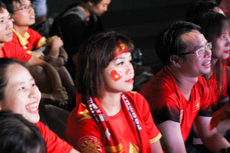 Sự lo lắng vẫn thể hiện trên khuôn mặt nhưng sau mỗi tình huống cản phá hay của Tiến Dũng, Duy Mạnh, Đình Trọng hay cả Đức Huy lại khiến các CĐV hô to tên họ trên khán đài.