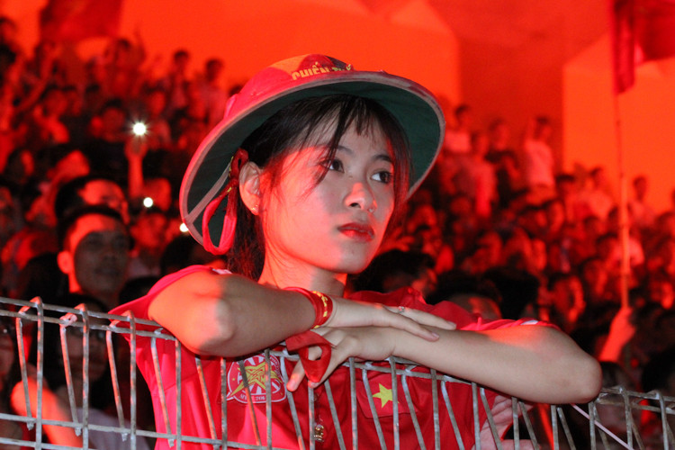 Những ánh mắt lo lắng thực sự của các nữ CĐV trong suốt thời gian 90 phút của trận đấu. Mặc dù bên cạnh họ những người khác đang rất sung khi liên tục hát vang, hô to những khẩu hiệu để khuấy động phong trào.