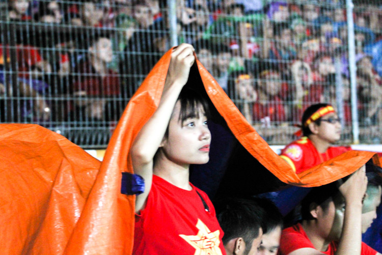 Theo dõi chăm chú từng đường bóng, những nữ CĐV Olympic Việt Nam khiến nhiều người khẳng định rằng: "Bóng đá không phân biệt giới tính, tuổi tác, công việc và địa vị trong xã hội".