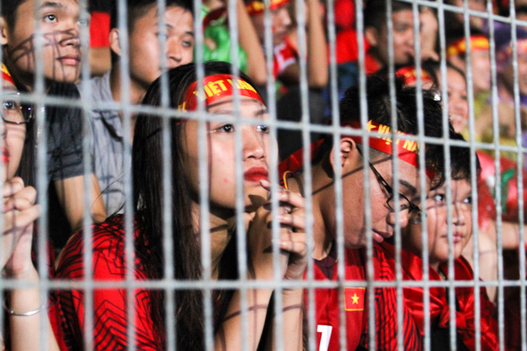 Đặc biệt trong khoảng lớn thời gian của trận đấu, các cầu thủ Olympic Việt Nam bị đối phương dồn ép buộc phải thi đấu co cụm để tìm nhau trong từng tình huống bóng. Điều này càng khiến nỗi lo của các CĐV đang theo dõi nơi quê nhà thêm lớn hơn. Họ đứng ngồi không yên sau từng tình huống bóng diễn ra.