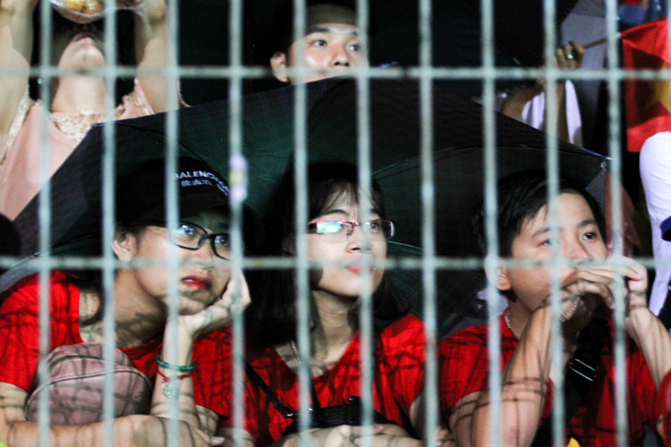 Trời Hà Nội bỗng cổ cơn mưa khiến nhiều người lại càng não lòng hơn giữa một bầu không khí căng thẳng đến từng giây phút, tâm trạng của các CĐV Olympic Việt Nam không thể giãn ra bất cứ phút nào.