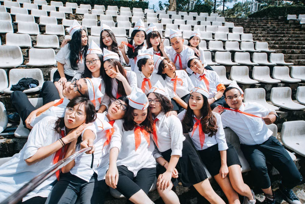 Ngắm nhìn bộ ảnh kỷ yếu sinh viên Học viện Ngoại giao nhiều dân mạng tỏ ra tiếc nuối khi tuổi học sinh, sinh viên của mình đã qua mà chẳng để lại được bức ảnh kỷ yếu nào ra hồn.