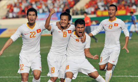 Nhưng bi kịch xuất hiện khi U23 Việt Nam thua Malaysia. Hàng triệu người bật khóc, khắp cả nước chuẩn bị cờ, ăn mừng HCV SEA Games, thì lọt thỏm trong thất vọng. Nước mắt rơi rất nhiều khi tấm HCV SEA Game tường chừng trong tầm tay đã thuộc về người Mã.