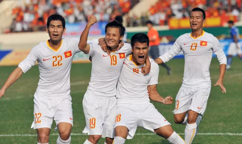 Nhưng bi kịch xuất hiện khi U23 Việt Nam thua Malaysia. Hàng triệu người bật khóc, khắp cả nước chuẩn bị cờ, ăn mừng HCV SEA Games, thì lọt thỏm trong thất vọng. Nước mắt rơi rất nhiều khi tấm HCV SEA Game tường chừng trong tầm tay đã thuộc về người Mã.