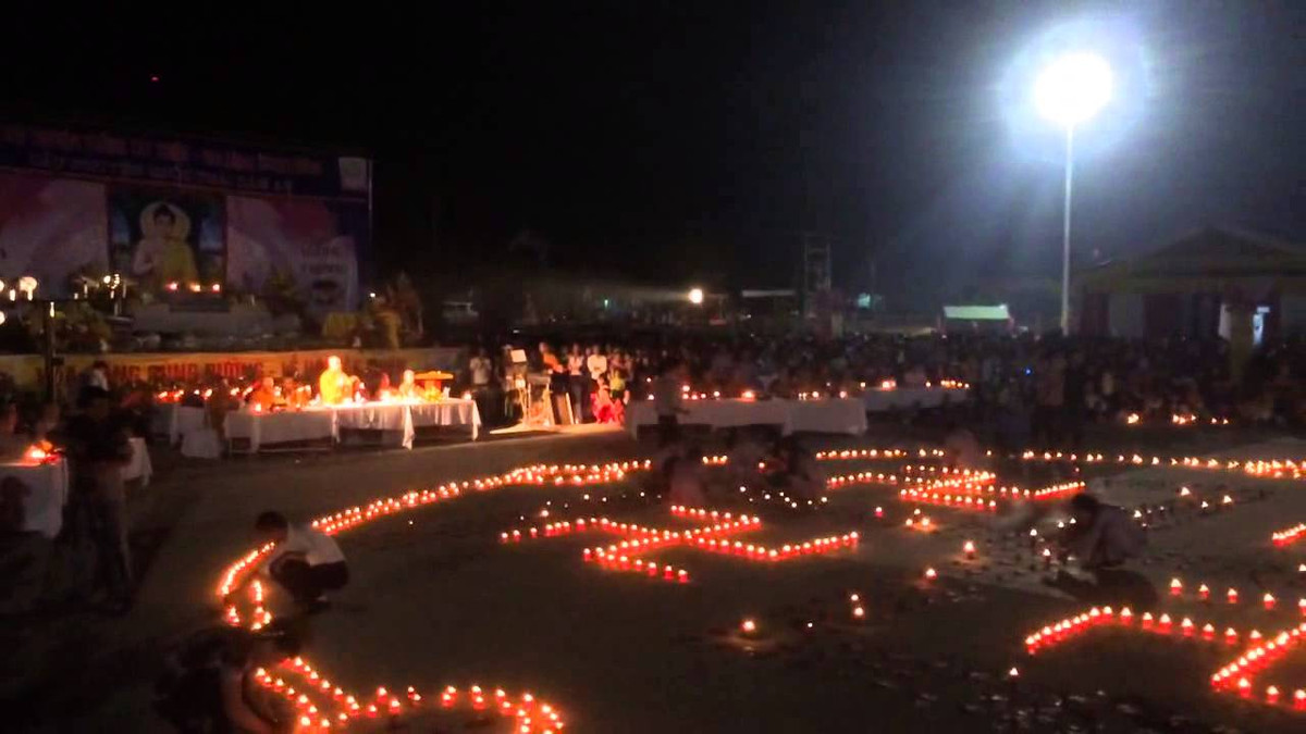 Đến tham dự Lễ hội Hoa đăng Tây Thiên, những người tham dự đều sẽ mang theo một ngọn nến, sau đó được thắp lửa bởi các nhà sư trong chùa Tây Thiên. Mỗi ngọn lửa tượng trưng cho một lời cầu nguyện, kết thúc bằng màn thả hoa đăng ấn tượng.