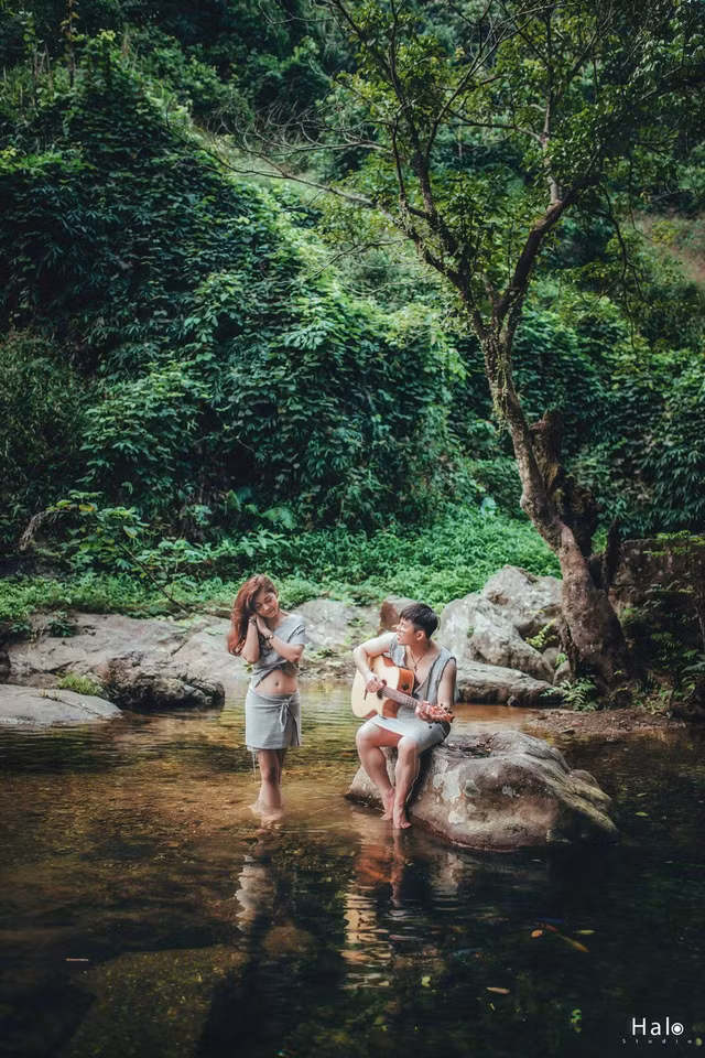 Mới đây nhất, bộ ảnh cưới độc lạ của cặp đôi bác sĩ đến từ Nam Định là Thành Sơn – Đỗ Quỳnh. Họ đã gây ấn tượng mạnh với người xem khi lựa chọn phong cách rất hoang dã, rừng sâu khi kể về chuyện tình yêu của mình.