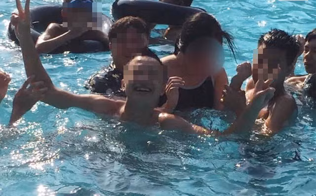 Nhom thanh nien bi nem da vi treu choc, 