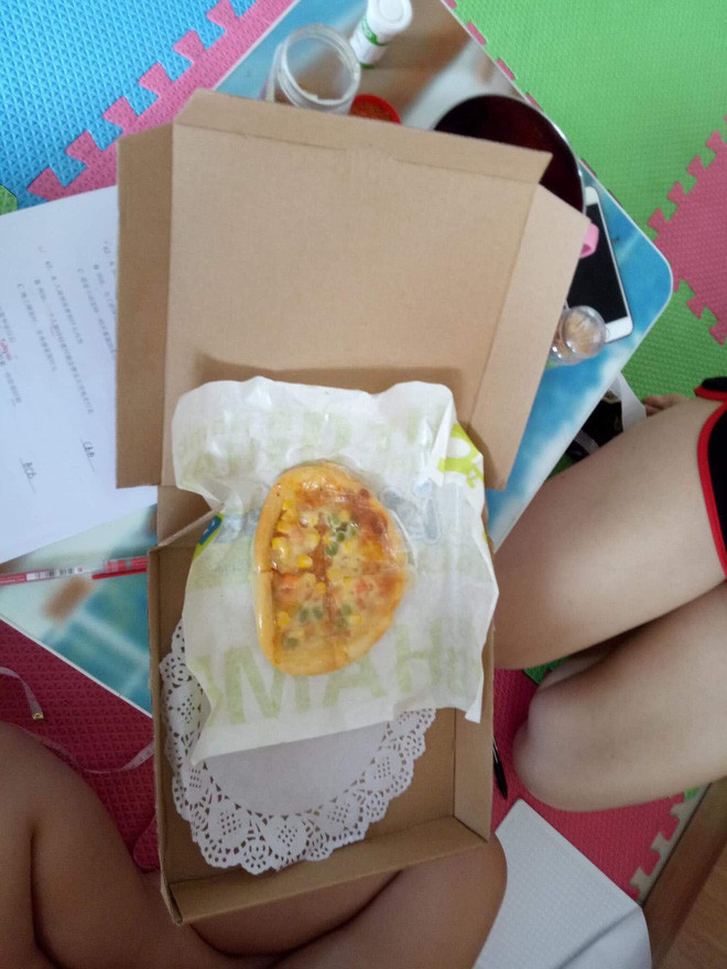 Được biết cô bạn Tiểu Hoa sinh năm 1998 hiện đang là du học sinh Việt tại Trung Quốc. Ngay sau khi đăng tải, nhiều người cũng cảm thấy ái ngại thay cho cô bạn khi nhìn vào hiện thực chiếc bánh pizza nhận được